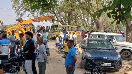 हरियाणा के महेंद्रगढ़ में 30 बच्चों को ले जा रही स्कूल बस पलटने से छह बच्चों की मौत, 15 घायल